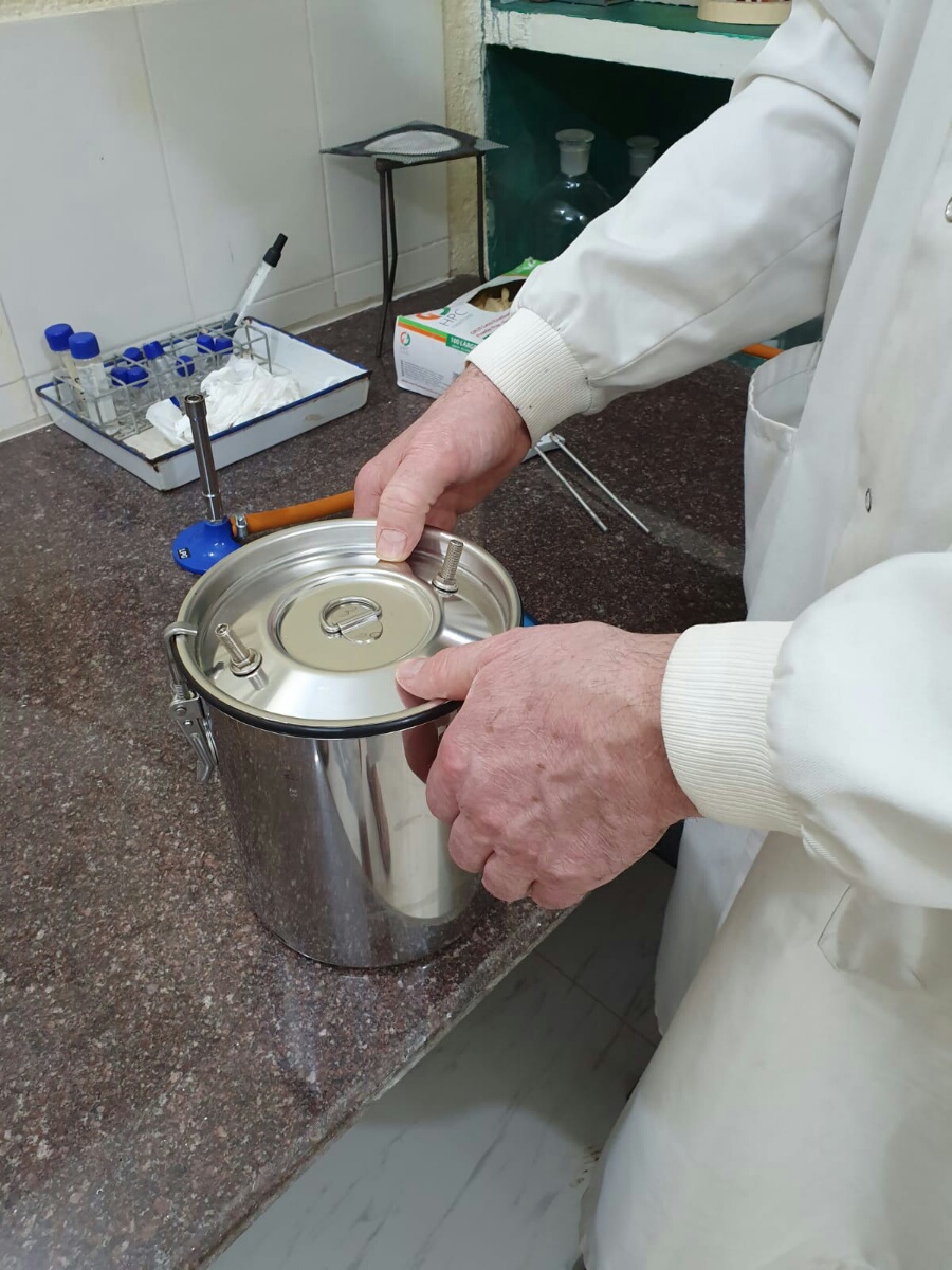 Isolating anaerobic bacteria in a Don Whitley jar